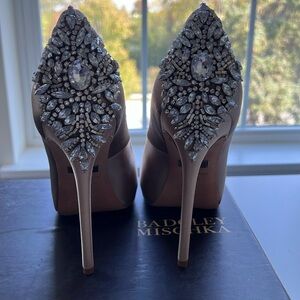 Badgley Mischka size 9m gold Kiara